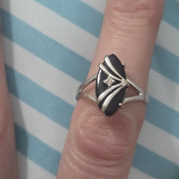 Elegant White Gold and Black Ring - Picture 1 of 3